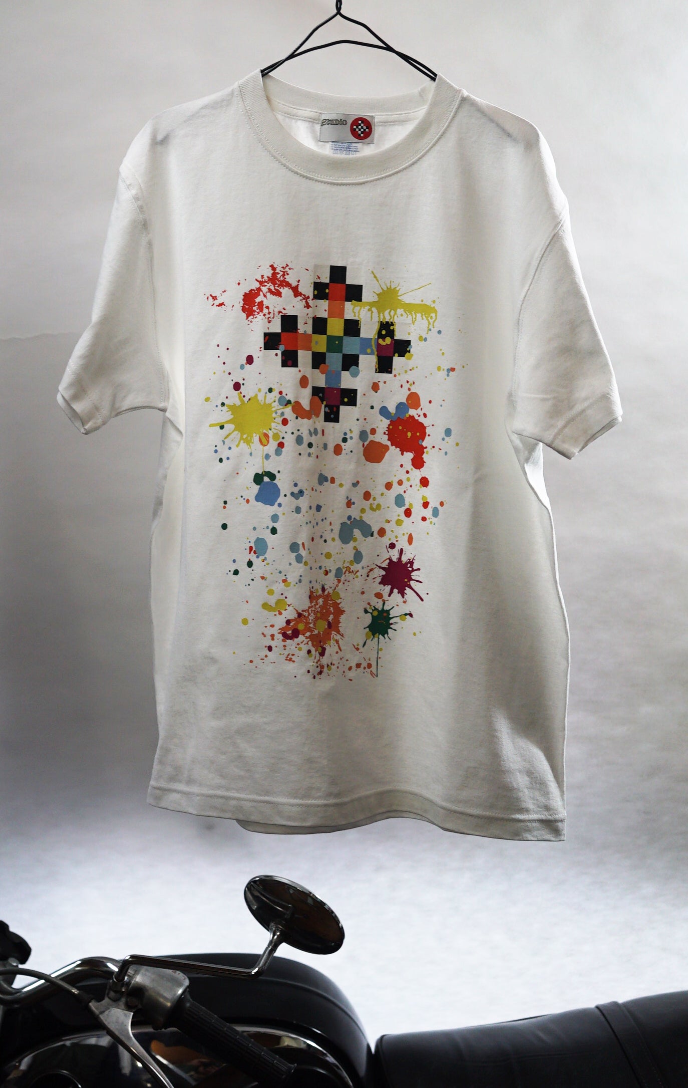 「チェッカーフラッグの十字路と虹の飛沫」Tシャツ