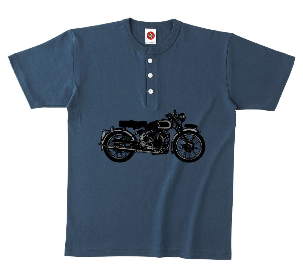 「ヴィンテージ・バイクが鈍い光を浮かべる時」ヘンリーネックTシャツ
