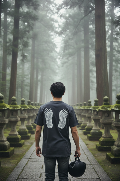 「路上の光を撥ねる鷹の羽」Tシャツ